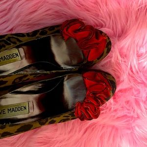 Steve Madden leopard print heel w/ red bow detail
